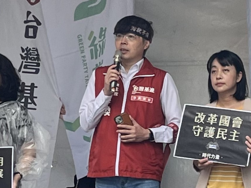 民眾今天集結立院怒嗆藍白黑箱擴權案，基進黨主席王興煥表示民主政治需要忠於台灣的在野黨。   圖：台灣基進提供