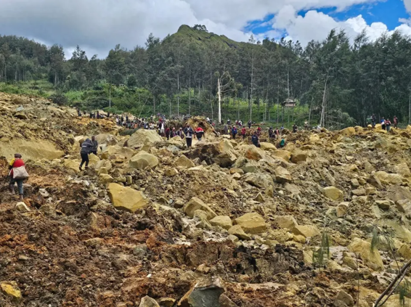 巴布亞紐幾內亞（簡稱「巴紐」）發生大規模山體滑坡，據報導，有超過2,000人被埋，至少670人死亡。   圖 : 翻攝自騰訊網