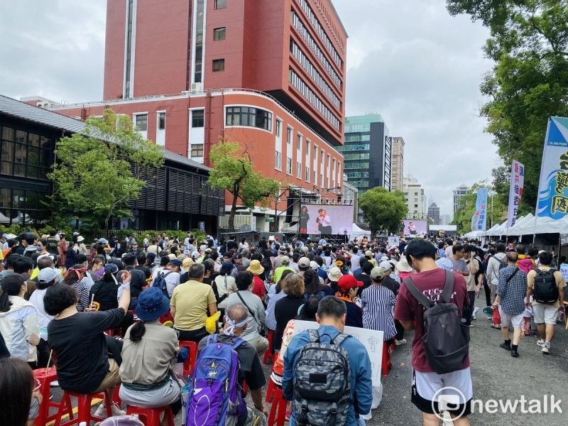 立法院會續審國會改革法案，民眾再度聚集場外。   圖：周煊惠 / 攝