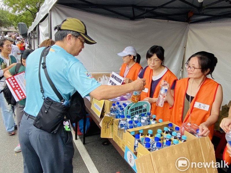 立法院會續審國會改革法案，民眾再度聚集場外。   圖：周煊惠 / 攝