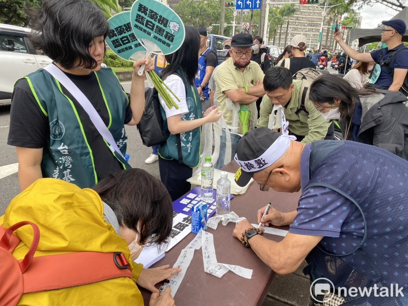 台灣基督長老教會提供白布條，讓民眾將反對國會濫權的想法寫下來。   圖：林昀真/攝