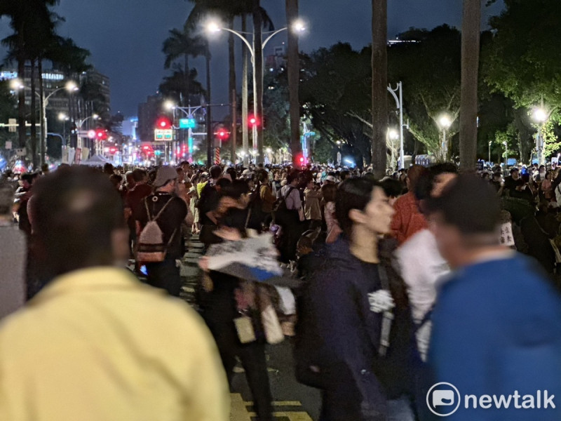 0528晚間立法院外，超過7萬群眾聚集抗議國會擴權。   圖：朱蒲青攝