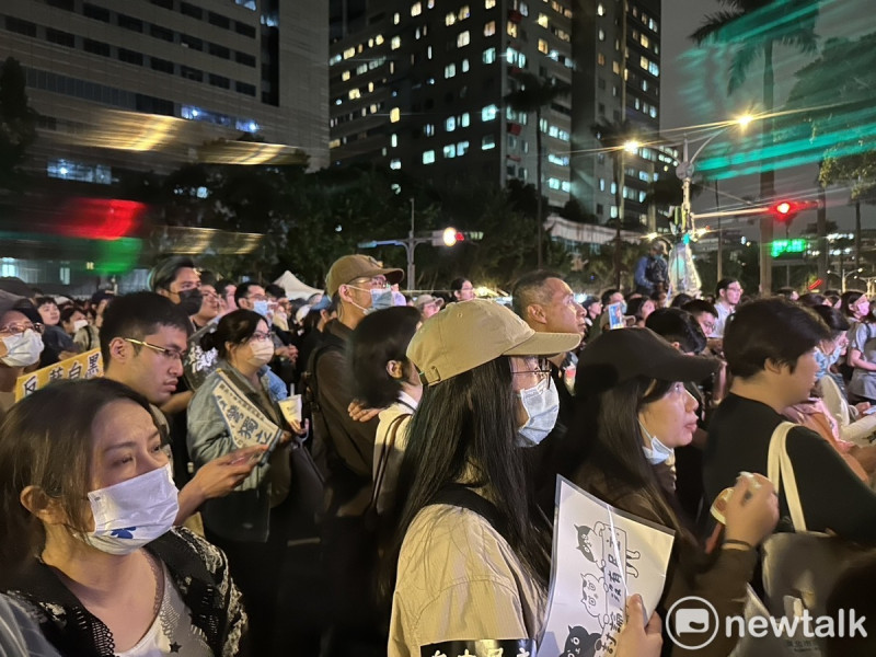 不少民眾是晚上下班下課之後來參與0528反國會擴權遊行。 圖：朱蒲青攝 