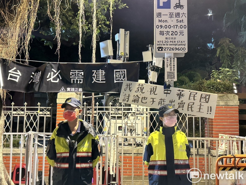 0528晚間反對國會過權抗議活動群眾集結立法院外，台獨建國布條掛在樹幹上。   圖：朱蒲青攝