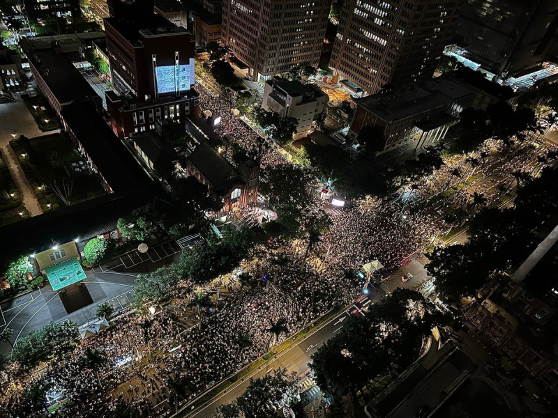 立法院外抗議人潮從青島東路、濟南路溢到中山南路兩個車道，稍早現場已喊破7萬人。   圖：經濟民主連合 / 提供