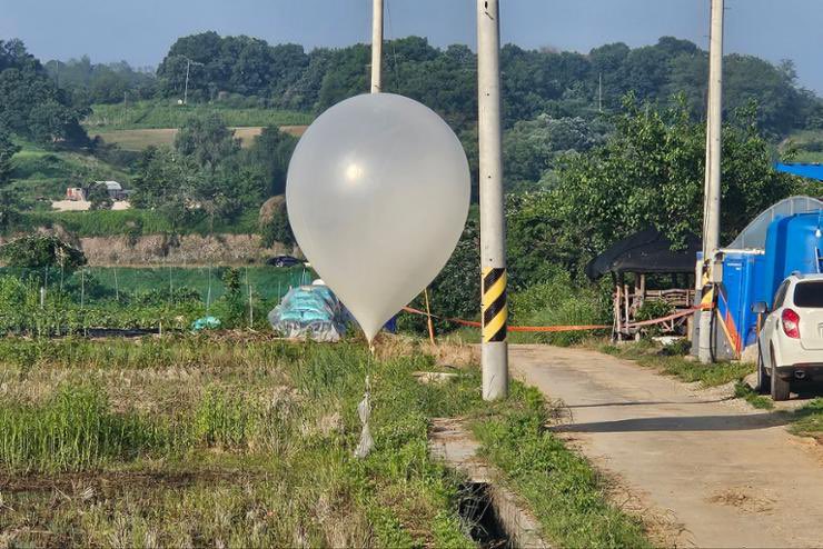 南韓29日遭北韓空飄氣球垃圾攻擊。   圖：翻攝「X」@koryodynasty