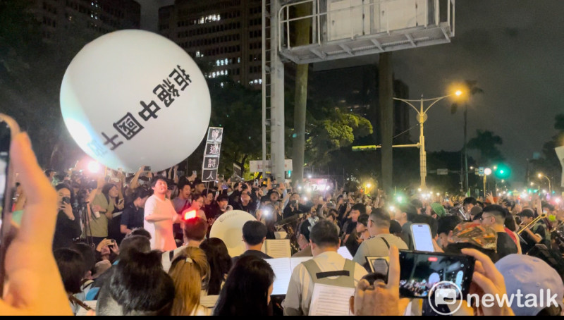 0528反國會擴權遊行有民眾自組管玄樂團在現場演奏代表台灣歌曲。   圖：詹家威/攝