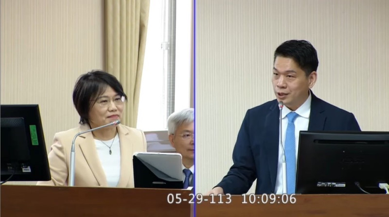 立委李柏毅(右)在立院質詢同選區的前輩劉世芳(左)。   圖：李柏毅服務處/提供
