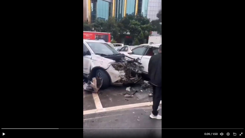  江西省大余縣被撞車輛的車頭損毀嚴重。 圖：擷取自 @xiaoj8380 X 分享影片 