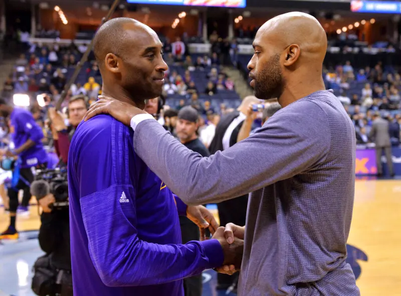 ▲Vince Carter(右)稍早接受記者專訪，談到自己是如何面對退役，他則是表示是已故球星Kobe Bryant(左)給予他信心。（圖／美聯社／達志影像）   