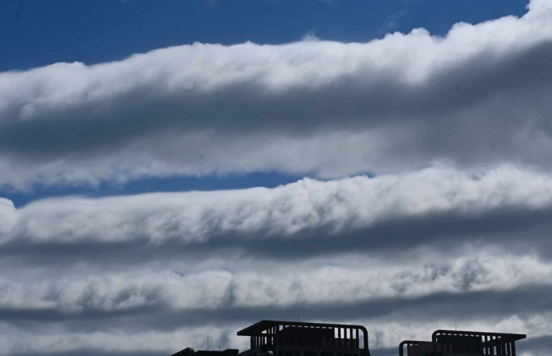 今(30)日台北天空出現條狀層積雲。   圖：翻攝自鄭明典臉書