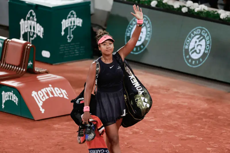 ▲日本前球后大坂直美（Naomi Osaka）在法網第二輪錯過賽末點，遭現任球后斯威雅蒂（Iga Swiatek）連拿5局逆轉，賽後忍不住淚灑球場。（圖／美聯社／達志影像）   