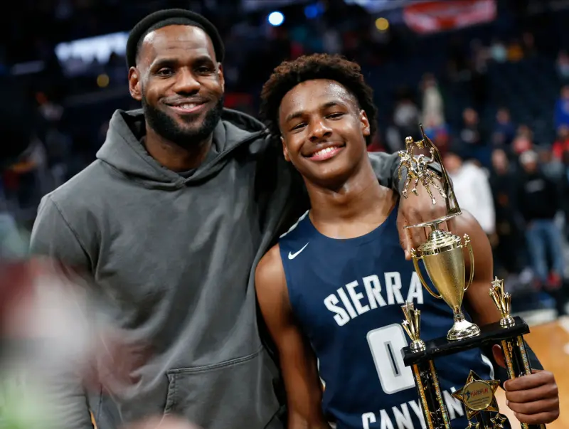 ▲外傳鳳凰城太陽考慮拿22號籤選進「詹皇之子」Bronny James（右），LBJ、KD組成太陽新「四巨頭」？（圖／美聯社／達志影像）   