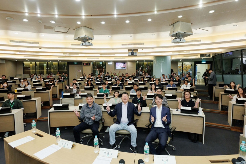 民進黨在台北舉行第三場社群培訓課程，何博文、吳崢出席與談。   圖：民進黨提供
