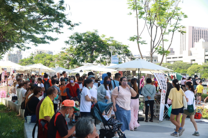 沙波夏日市集彙集高雄在地攤商在228和平紀念公園廣場設攤。   圖：高雄市運發局/提供