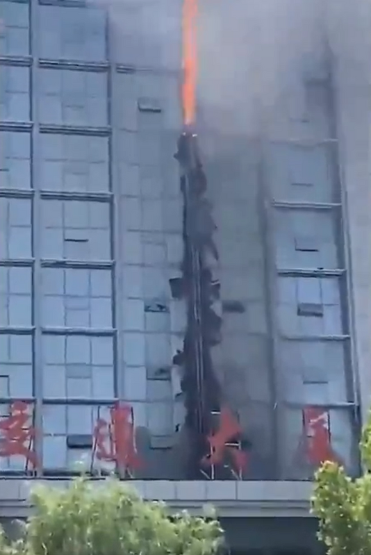 河北保定市交通局大樓被燒出裂縫。   圖：翻攝自海外爆料 X（前推特）帳號