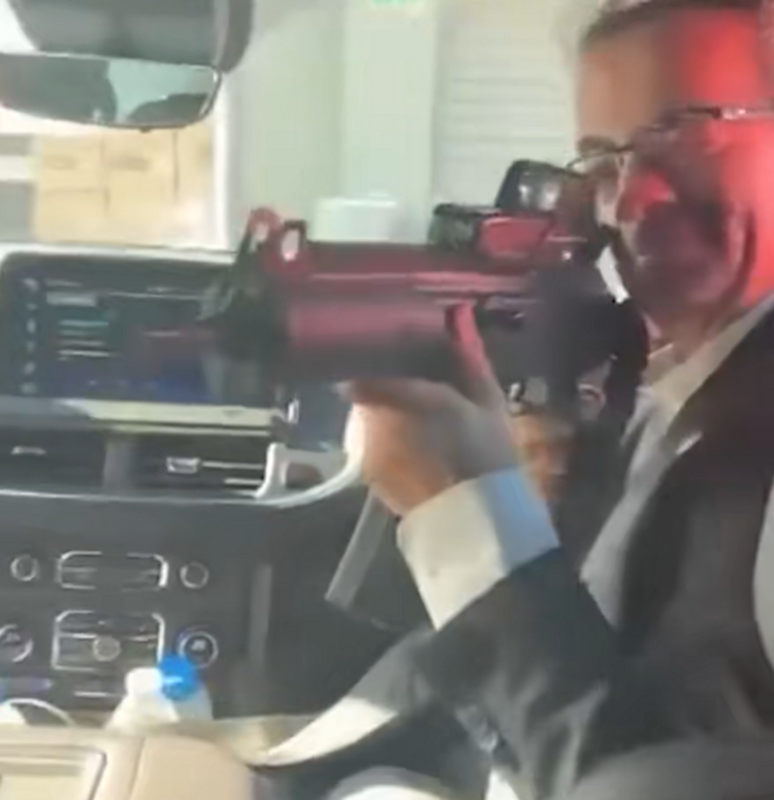 本傑明在訪問墨西哥杜蘭戈州和錫那羅亞州期間，用步槍瞄準一名使館工作人員。   圖：翻攝自海客新聞
