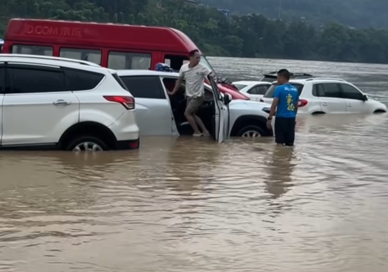福建福安市因暴雨造成當地大淹水，但目前尚無人員傷亡。   圖:翻攝自 騰訊網