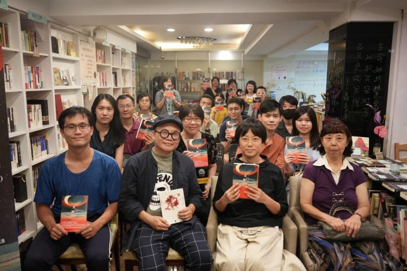 作家廖偉棠（前左2）近期出版短篇小說集「末日練習」，1日在台北永樂座書店舉行新書分享會，與作家張惠菁（前右2）對談交流。   圖：聯合文學提供