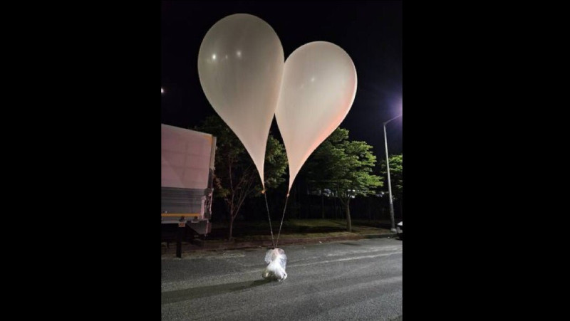北韓持續對南韓發起騷擾行動，於 6 月 1 日晚間放飛超過 600 顆垃圾氣球。南韓政府發表聲明稱，在持續遭受騷擾的情況下，不排除恢復在兩韓邊境使用「大聲公」宣傳廣播。   圖：翻攝自 @visegrad24 X 帳號
