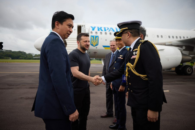 烏克蘭總統澤倫斯基1日突然搭乘專機，現身別名「香格里拉對話」的亞洲安全會議。   圖：翻攝「X」@ZelenskyyUa