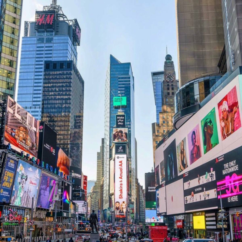美國紐約時報廣場24小時都有大量的發光廣告牌，夜間也燈火通明，有「世界的十字路口」美譽。   圖：翻攝自紐約時報廣場臉書