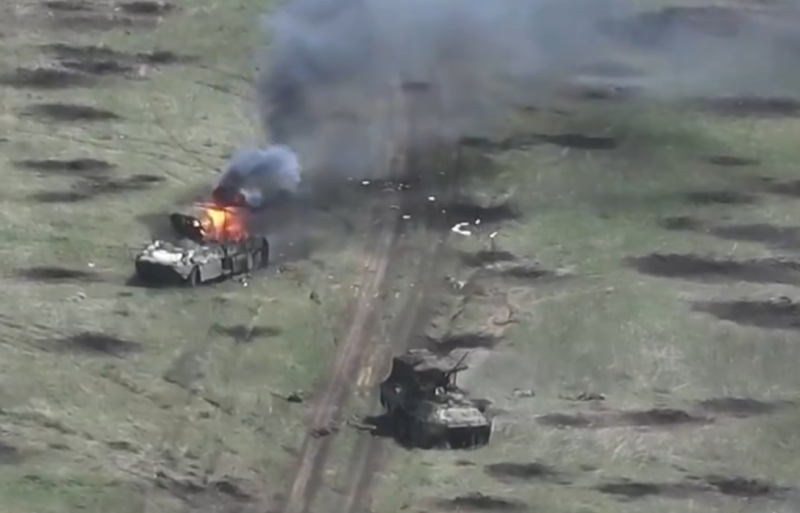 烏軍在阿夫迪夫卡破壞 2 輛俄軍裝甲運兵車。   圖：翻攝自 NOELREPORTS X（前推特）帳號