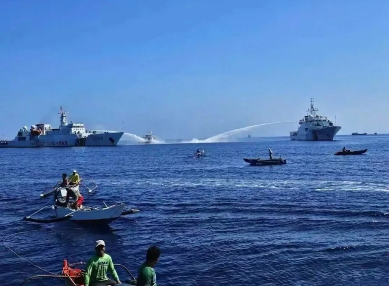  遭中國海警船「圍毆」的菲國補給船。 圖 : 翻攝自騰訊網 
