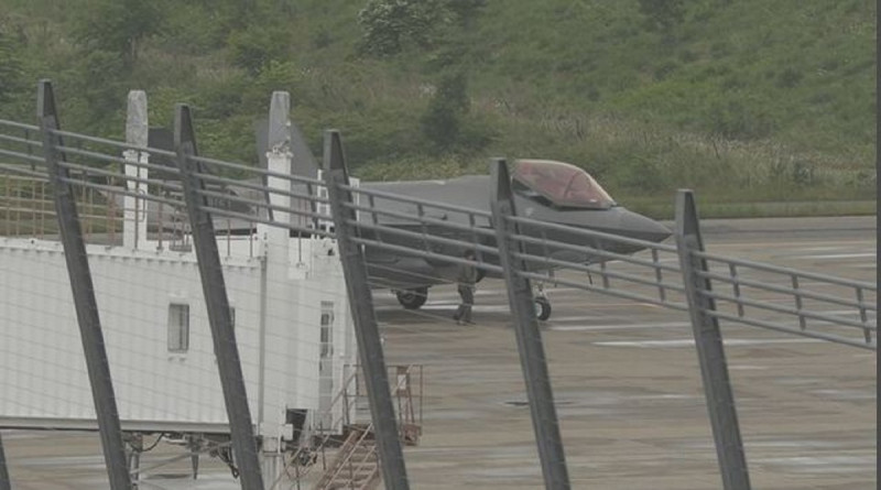 日本航空自衛隊3日傳出2架F-35A戰機相繼在青森機場(青森市)緊急迫降。   圖：翻攝「X」@SiharumiZ