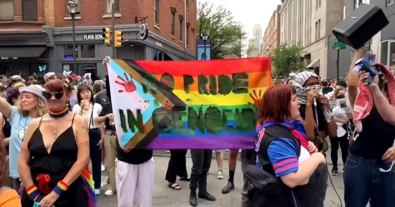 紐約市同性戀驕傲遊行，被親巴勒斯坦的同性戀抗議者阻擋。   圖：翻攝自 Inty熱點新聞 X（前推特）帳號