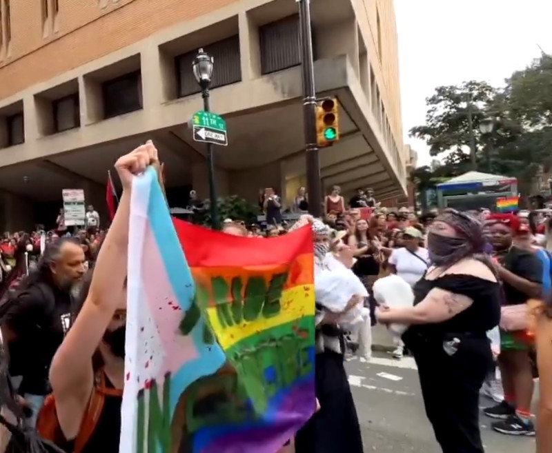 紐約市同性戀驕傲遊行，被親巴勒斯坦的同性戀抗議者阻擋。   圖：翻攝自 Inty熱點新聞 X（前推特）帳號