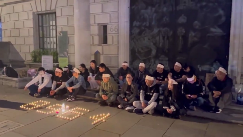 紀念者們也在倫敦大使館前舉行守夜活動，悼念當年的罹難者。   圖 : 翻攝自影片