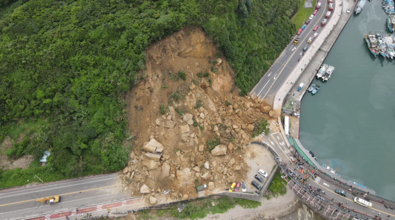 交通部公路局稍早回應，目前有6車受困，公路局也提供汽機車替代道路，提醒用路人提前改道。   圖：交通部公路局／提供