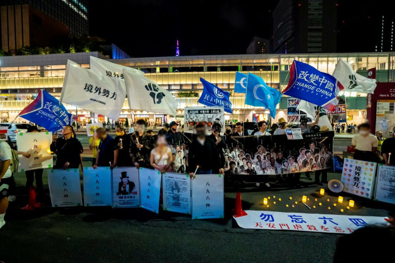  旅日中國青年以「境外勢力」為名，在6月1日晚間舉行燭光集會，悼念八九民運遭中國武力鎮壓的犧牲者。 圖／X@Foreign_Force／@hanayanomorry 