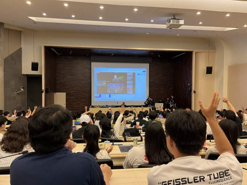  黃仁勳在演講後，更透過視訊連線東海大學，還送上兩組簽名顯示卡禮物，讓師生感到驚喜。 圖：東海大學提供 