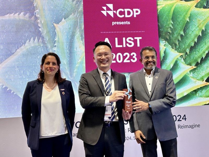 桃園市副市長蘇俊賓（中）出席新加坡2024年世界城市高峰會，領取國際碳揭露計畫（CDP）最優等級A級城市獎項。   圖：桃園市政府/提供