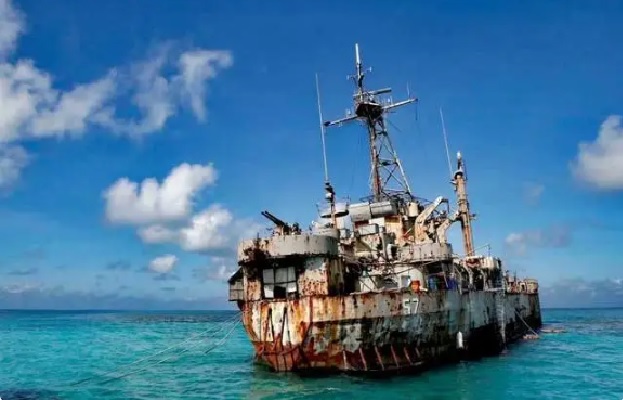 菲律賓的馬德雷山號自 1999 年起，在仁愛礁淺灘上擱淺，船上仍有菲律賓士兵駐紮。有中國專家認為，中國政府近期應該會針對仁愛礁「出手」。   圖：翻攝自 海事先鋒