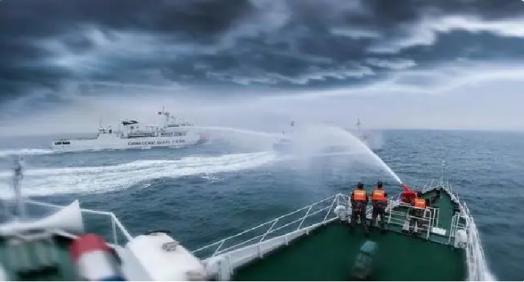 中國海警船發射水砲驅逐菲律賓船隻。   圖：翻攝自 海事先鋒