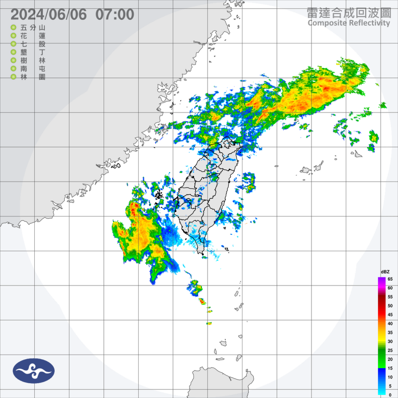 起自東沙島海面，向西延伸至東京灣的滯留鋒面，在北部海面徘徊，今天上午，中部以北降雨將較為明顯。   圖：中央氣象署／提供