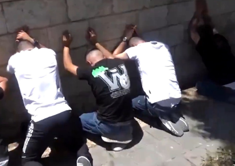 以色列卧底警察識別和攔截了一輛裝有 17 個哈瑪斯成員的卡車。圖為被抓捕的哈瑪斯。   圖：翻攝自愚蠢的精衛 X（前推特）帳號