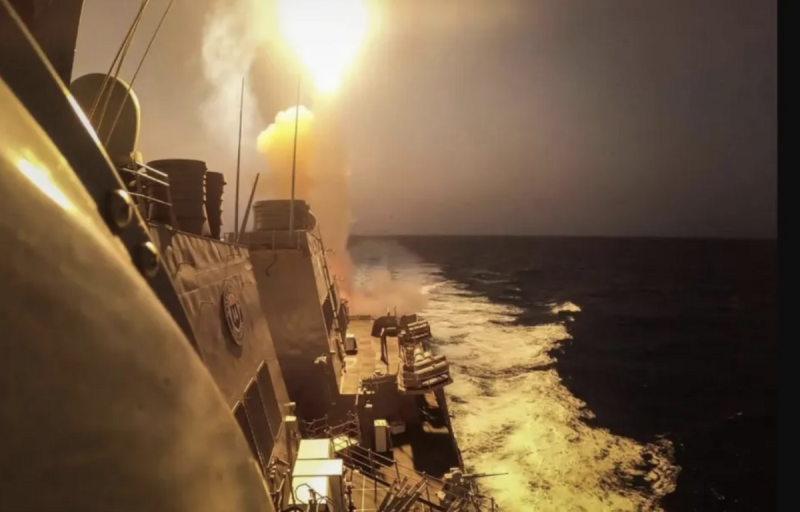 美國軍艦開火攔截胡塞武裝導彈。   圖：翻攝自 騰訊網