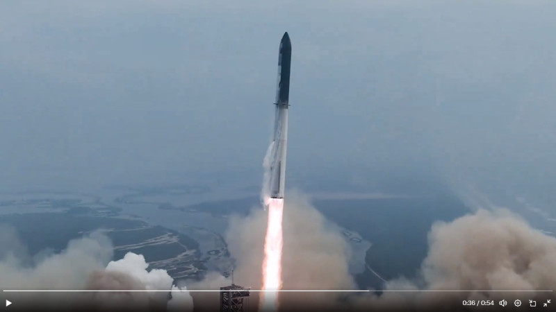 馬斯克旗下的 SpaceX 公司於美國當地時間 6 日上午第四次試飛「星艦」，並成功完成火箭返回地球「濺落」在印度洋上的目標。此次試飛任務成功象徵著人類向重返月球或是移民火星又邁出了一大步。   圖：擷取自 @NiKiTa_32156 X 分享影片