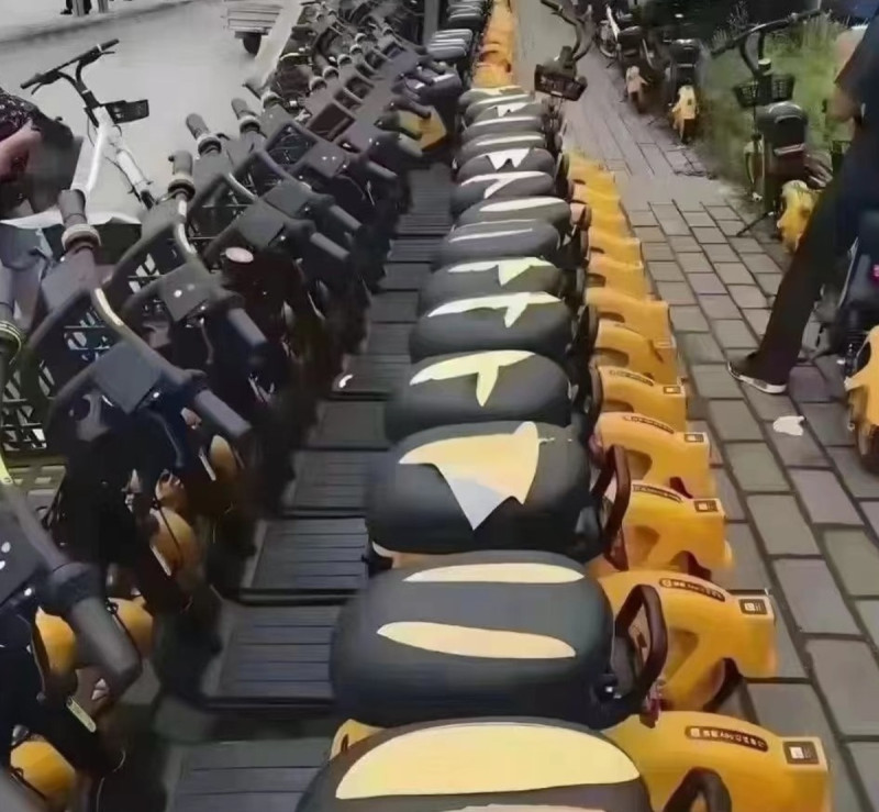 中國共享電動車(電瓶車)被民眾破壞，座椅全被劃破。   圖：翻攝自 Gancheng Wang X（前推特）帳號