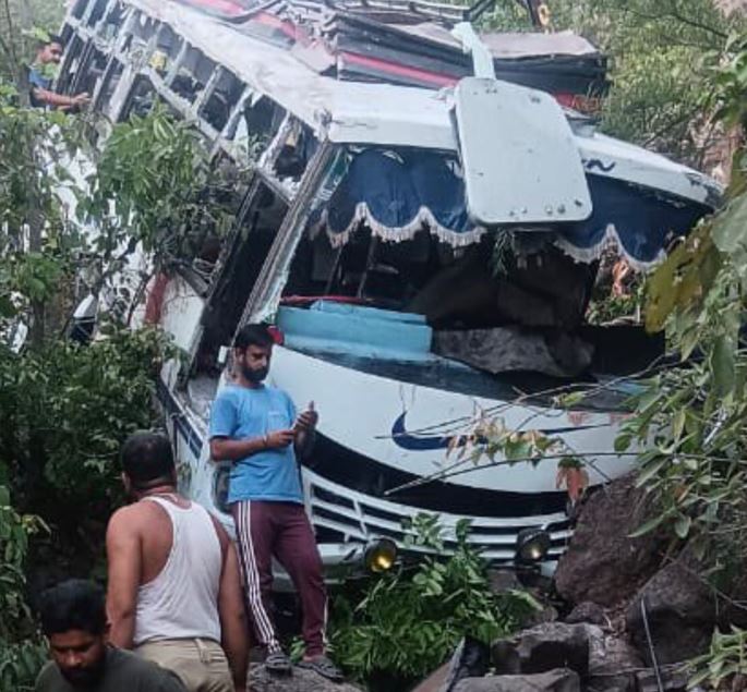 一部搭載朝聖印度教徒的巴士9日在印度控制的克什米爾遭到槍手伏擊而墜入深谷。   圖：翻攝X（前推特）