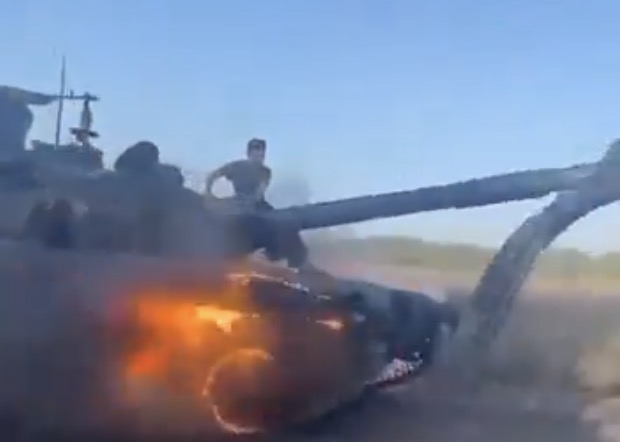正在燃燒中的俄羅斯 T-90M 坦克。   圖：翻攝自X帳號@bayraktar_1love