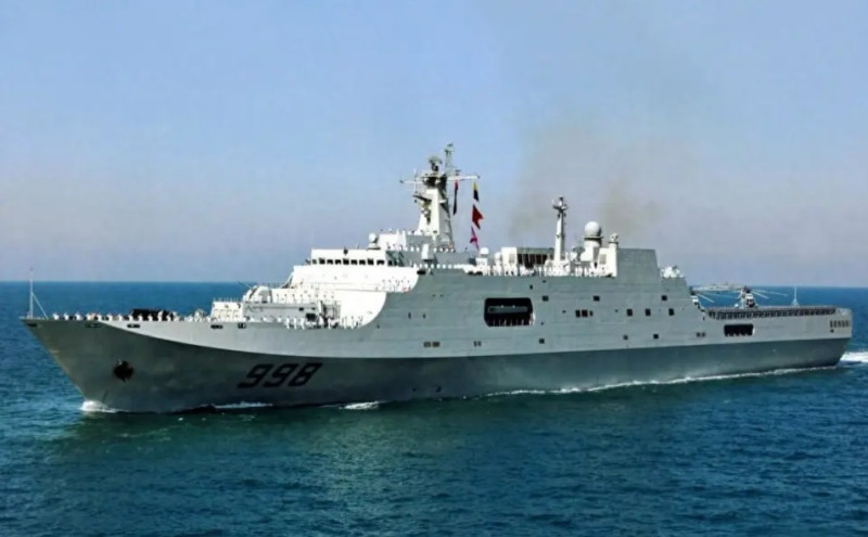 中國一艘 071 型登陸艦，在仙賓礁活動。   圖：翻攝自唐駁虎