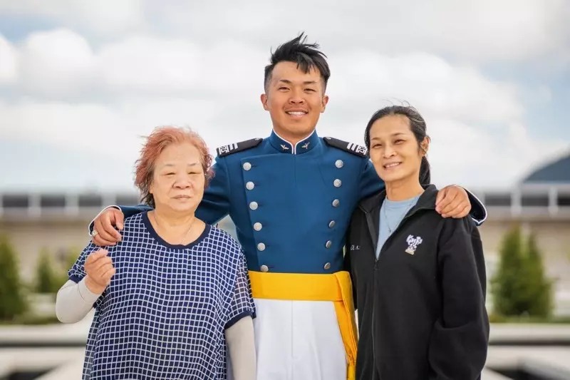 今年於美國空軍官校畢業的台灣學生徐皓明，母親和外婆也特地前往參加畢業典禮時，卻不幸在美國遭遇了一場嚴重車禍，美國GoFundMe發起了募款活動，今宣布已經募到29萬3800美元！   圖：翻攝自王立楨 臉書專頁