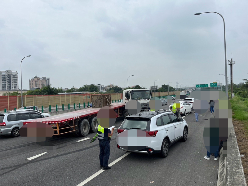 國道1號台南仁德段南向車道8日上午發生營業半聯結車追撞3輛汽車事故，車道一度嚴重回堵，幸無人受傷。   圖 : 國道公路警察局/提供