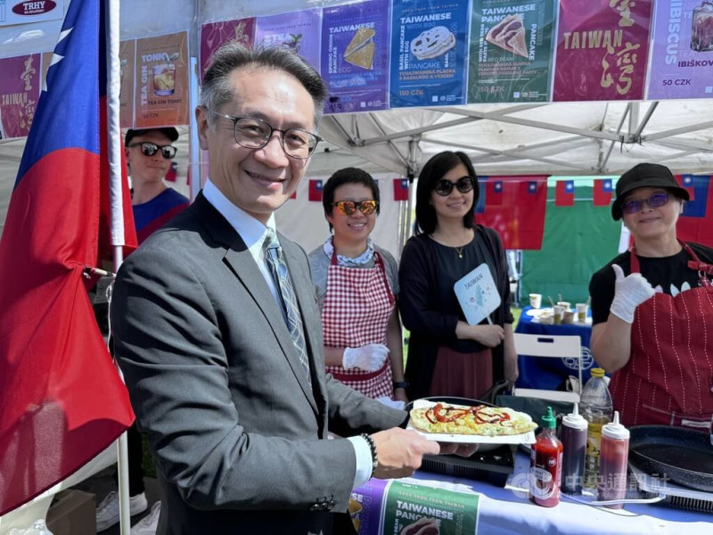 駐捷克代表柯良叡（左1）表示，透過台灣美食文化，並融入夜市的元素，將台灣介紹給大眾。   圖：中央社提供