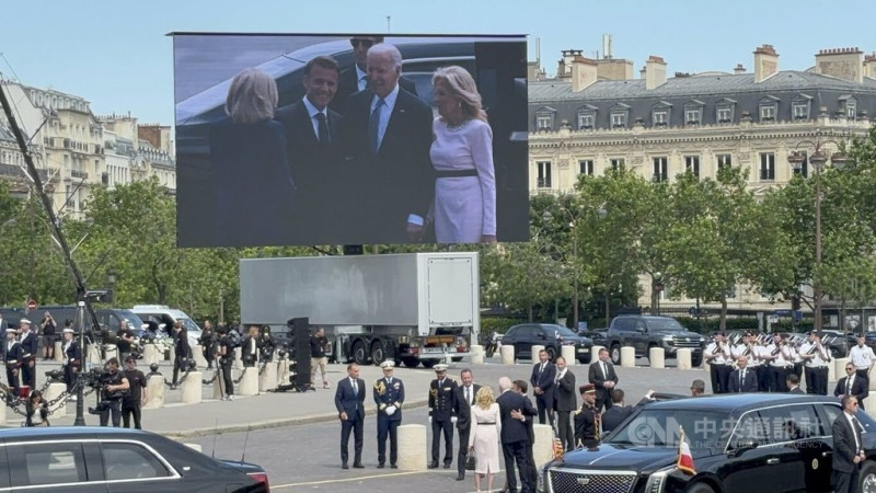 法國總統馬克宏伉儷8日在巴黎凱旋門舉辦隆重軍禮儀式，歡迎正進行5天國是訪問的美國總統拜登伉儷。馬克宏上前熱烈歡迎，兩人氣氛相當友好親密。   圖：中央社提供